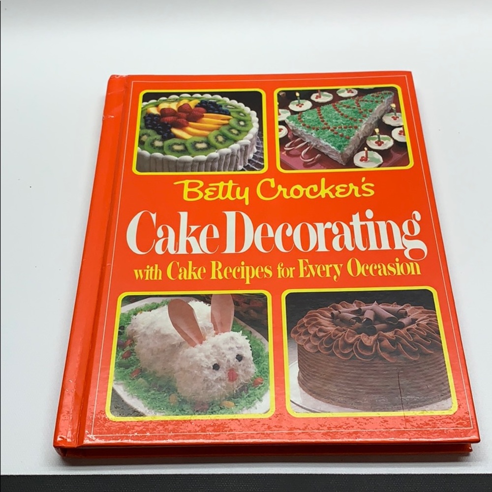 Betty Crocker’s cake decorating with recipes book